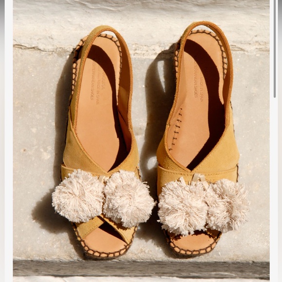 NWOT Naguisa Leather Suede Mustard Espadrille Sandals with Pom Poms Size 6 - Picture 1 of 9
